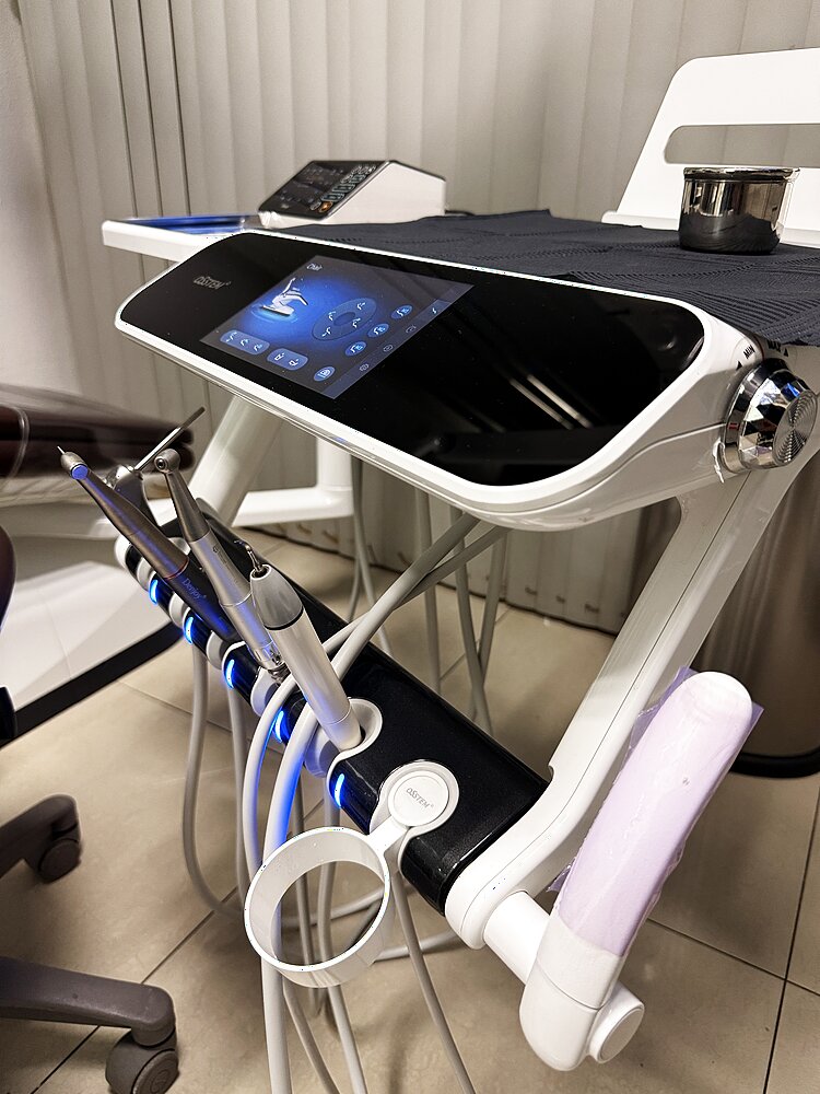 Unidad dental OSSTEM con pantalla táctil